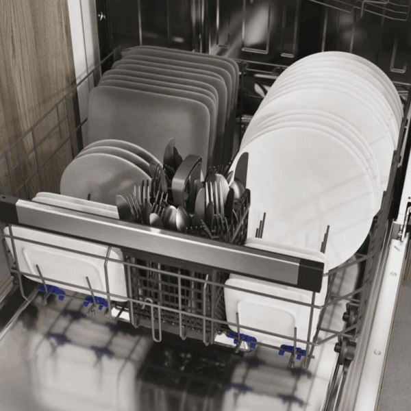 Binnenkant van de Haier XI 6C3D0FB vaatwasser met volledig gevulde onderste lade, inclusief servies, bestekmand en borden – toont royale capaciteit van 16 couverts en slimme indeling.