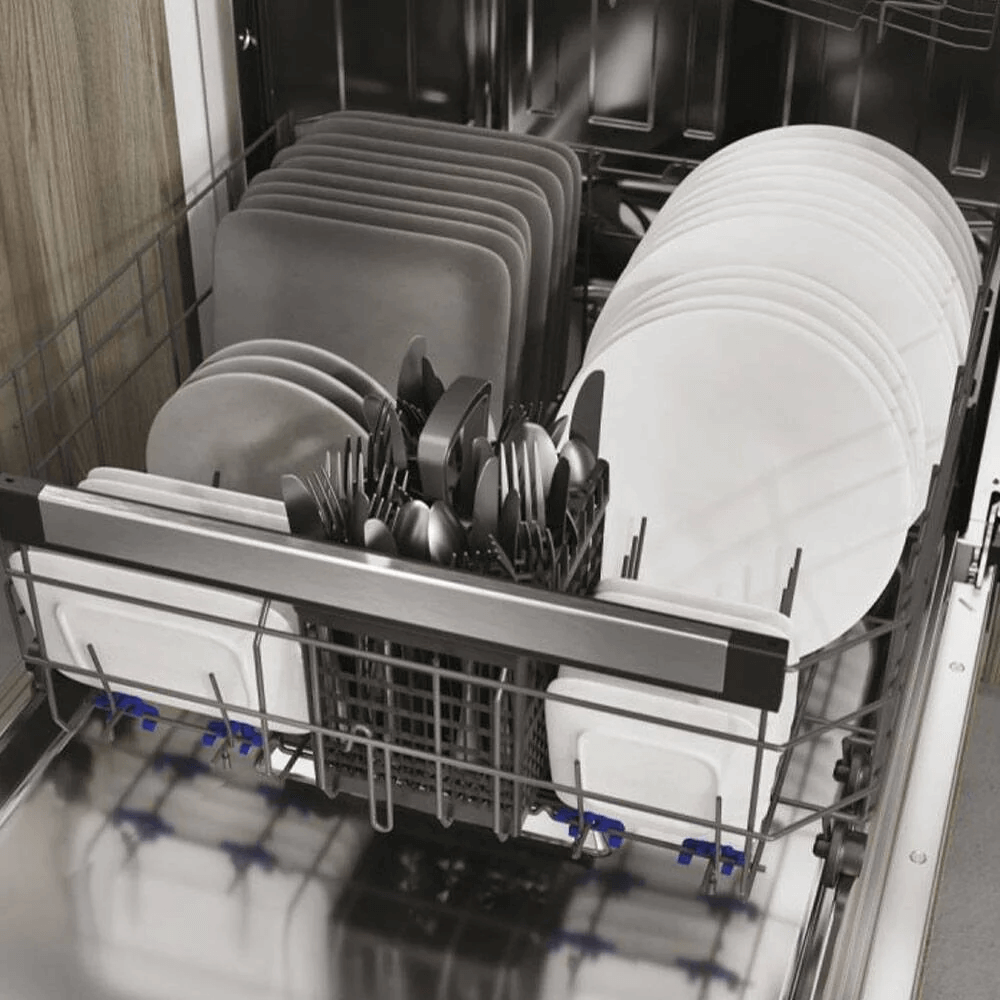 Binnenkant van de Haier XI 6C3D0FB vaatwasser met volledig gevulde onderste lade, inclusief servies, bestekmand en borden – toont royale capaciteit van 16 couverts en slimme indeling.