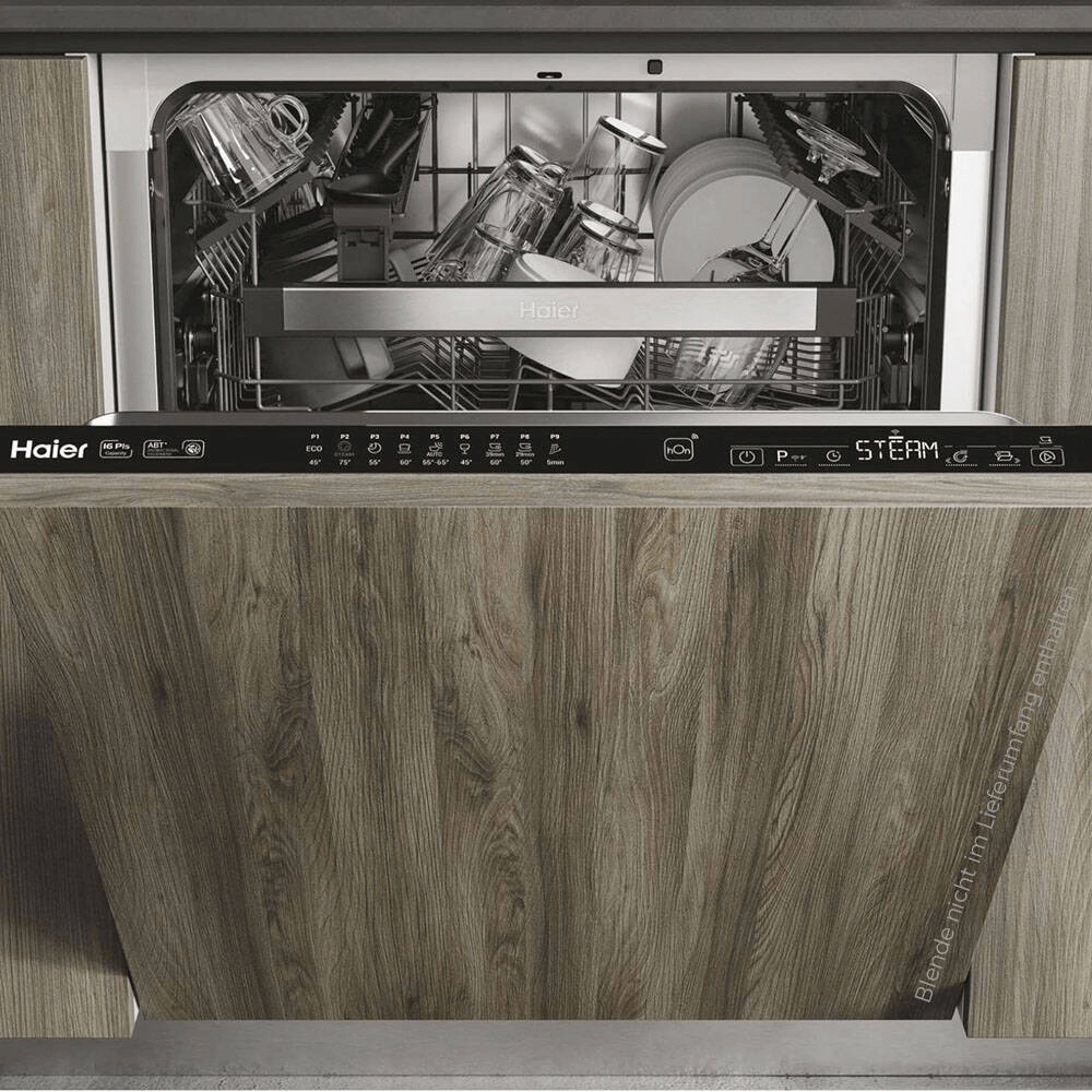 Volledig geïntegreerde Haier XI 6C3D0FB vaatwasser inbouwmodel met houten frontpaneel, open voor weergave van bovenlade met glazen, servies en overzichtelijk bedieningspaneel met stoomfunctie.