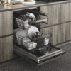 Haier XI 6C3D0FB volledig geïntegreerde vaatwasser met open deur, gevuld met borden, glazen en bestek op drie niveaus, ingebouwd in moderne keuken met houten frontpaneel.
