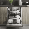 Volledig geïntegreerde Haier XI 6C3D0FB vaatwasser met open deur, gevuld met servies en glazen op drie niveaus, ingebouwd in moderne keuken met houten front en zwarte werkblad.