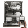 Haier XI 6C3D0FB slimme vaatwasser met open deur en servies, gekoppeld aan smartphone met Snap&Wash-functie voor automatische programmaherkenning.