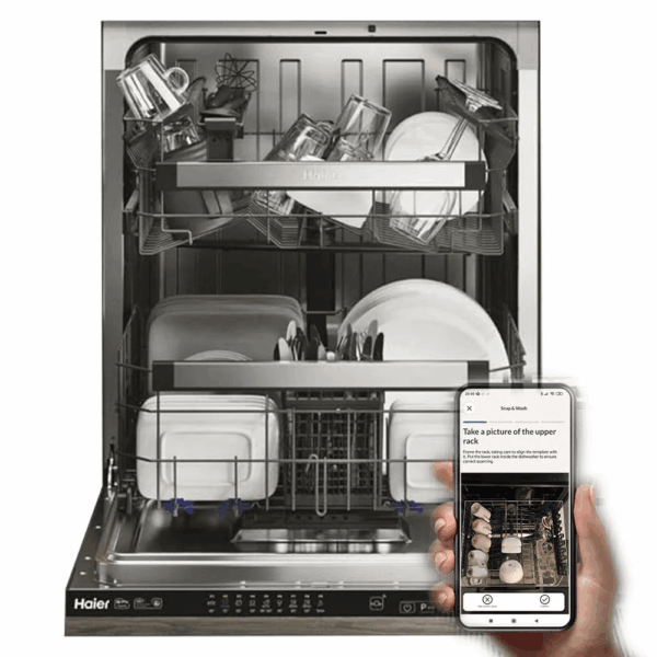 Haier XI 6C3D0FB slimme vaatwasser met open deur en servies, gekoppeld aan smartphone met Snap&Wash-functie voor automatische programmaherkenning.