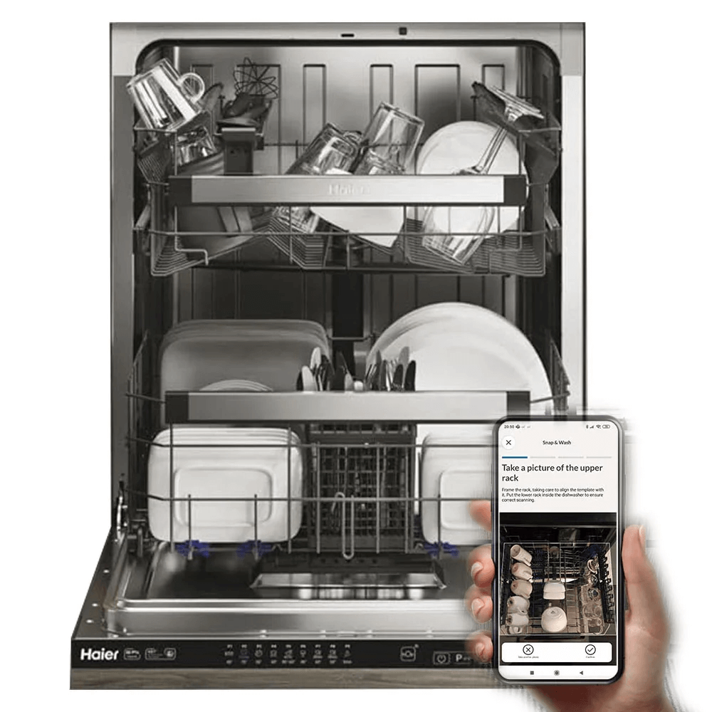 Haier XI 6C3D0FB slimme vaatwasser met open deur en servies, gekoppeld aan smartphone met Snap&Wash-functie voor automatische programmaherkenning.