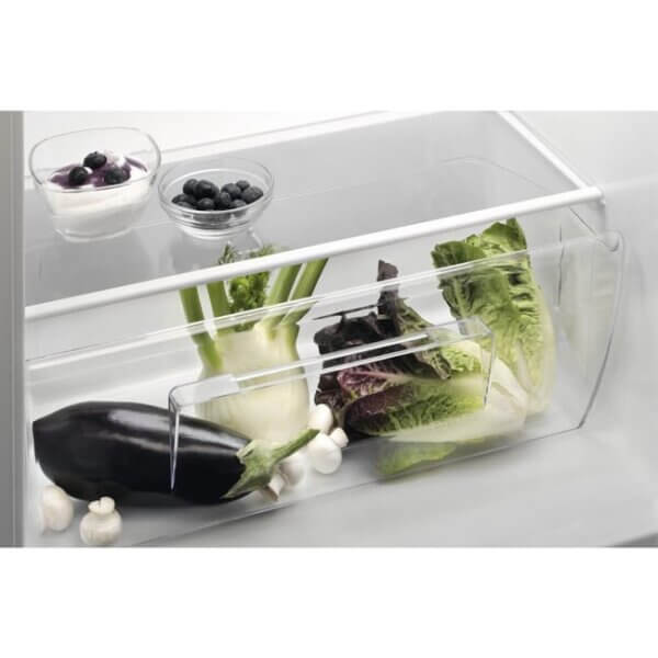 Grote groentelade van de Electrolux ETB2AE16S met verse groenten en fruit, transparant design