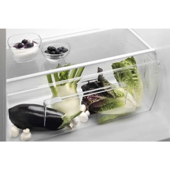Grote groentelade van de Electrolux ETB2AE16S met verse groenten en fruit, transparant design