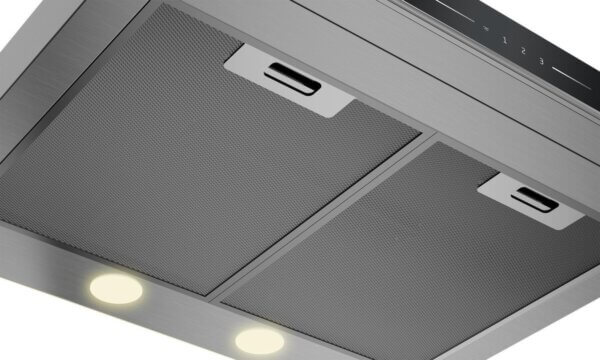 Onderzijde van de Beko afzuigkap met metalen vetfilters en LED-verlichting, close-up