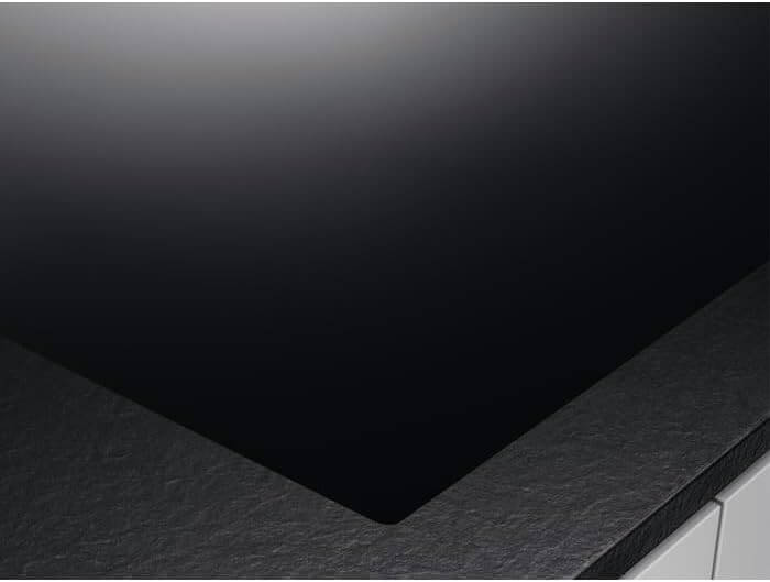 Detailfoto zwart glazen oppervlak van de AEG CN071436DH inductiekookplaat