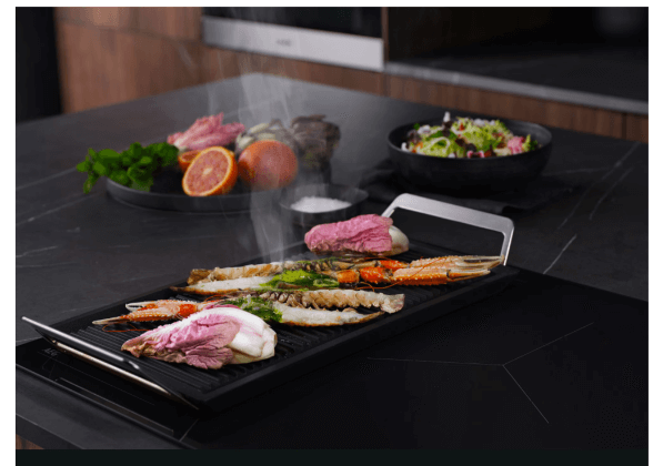 Grillen van vis en groenten op de AEG CN071436DH kookplaat met grillplaat
