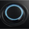 Close-up gasbrander van de AEG CN071436DH kookplaat met blauwe vlam