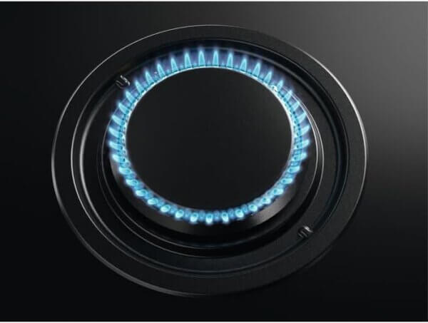 Close-up gasbrander van de AEG CN071436DH kookplaat met blauwe vlam