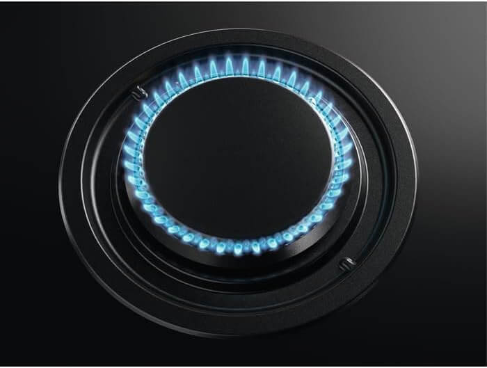 Close-up gasbrander van de AEG CN071436DH kookplaat met blauwe vlam