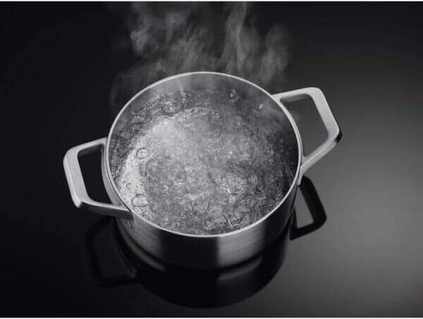 Snel kokend water op de AEG CN071436DH kookplaat met PowerBoost