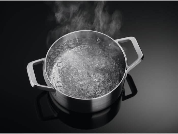 Snel kokend water op de AEG CN071436DH kookplaat met PowerBoost