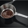 Smelten van chocolade in pan op de AEG CN071436DH inductiekookplaat