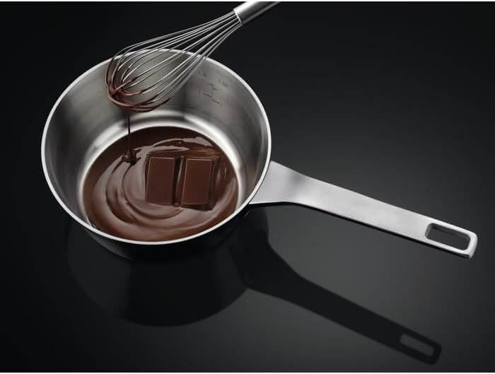 Smelten van chocolade in pan op de AEG CN071436DH inductiekookplaat