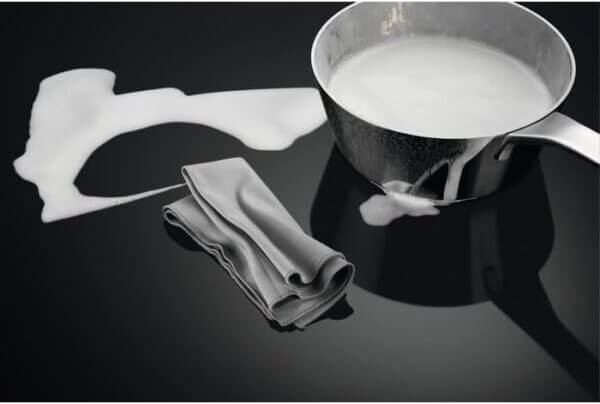 AEG CN071436DH kookplaat met overgekookte melk eenvoudig schoon te maken