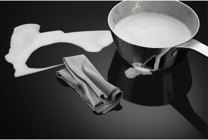 AEG CN071436DH kookplaat met overgekookte melk eenvoudig schoon te maken