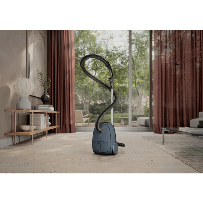 Electrolux EB61C2DBP zakstofzuiger – in woonkamer geplaatst met modern interieur