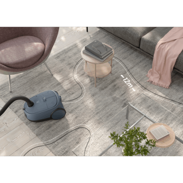 Electrolux EB61C2DBP – actieradius van 12 meter getoond in woonkamer op vloerkleed