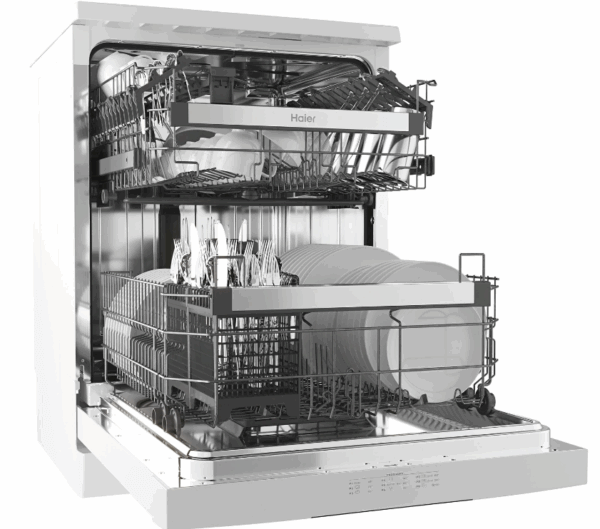 Binnenzijde van de Haier FS 4D520W vaatwasser, volledig geladen met servies en bestek op meerdere niveaus.