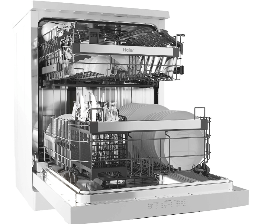 Binnenzijde van de Haier FS 4D520W vaatwasser, volledig geladen met servies en bestek op meerdere niveaus.