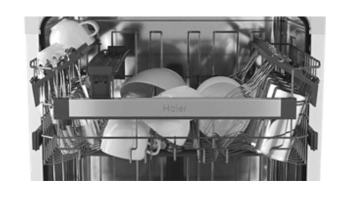 Detailweergave van het bovenste rek van de Haier FS 4D520W, gevuld met kopjes en accessoires.