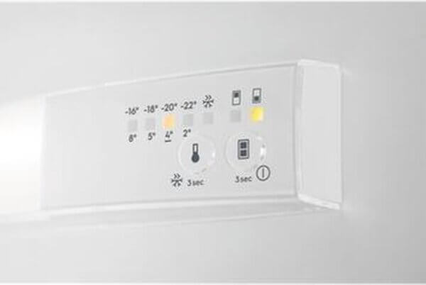 Eenvoudig instelbaar elektronisch bedieningspaneel van de Electrolux KTB2DE16S met temperatuurregeling voor koel- en vriesgedeelte