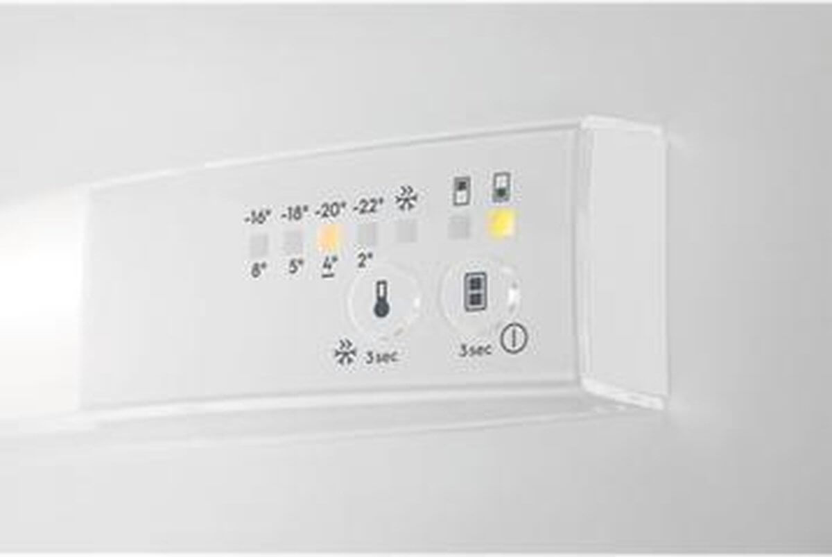 Eenvoudig instelbaar elektronisch bedieningspaneel van de Electrolux KTB2DE16S met temperatuurregeling voor koel- en vriesgedeelte