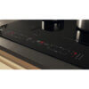 Bedieningspaneel van de Whirlpool WLB4060CPNE inductiekookplaat met pannen op twee zones