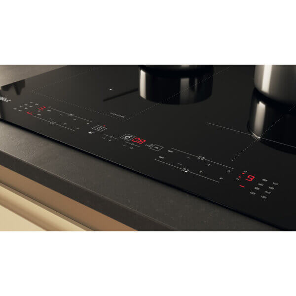 Bedieningspaneel van de Whirlpool WLB4060CPNE inductiekookplaat met pannen op twee zones