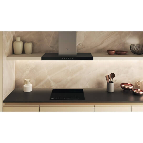 Whirlpool WLB4060CPNE inductiekookplaat onder afzuigkap in stijlvolle keukenopstelling
