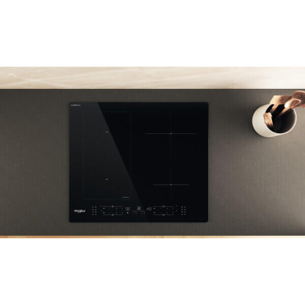 Whirlpool WLB4060CPNE geïnstalleerd in keuken, met houten lepels en accessoires op het werkblad
