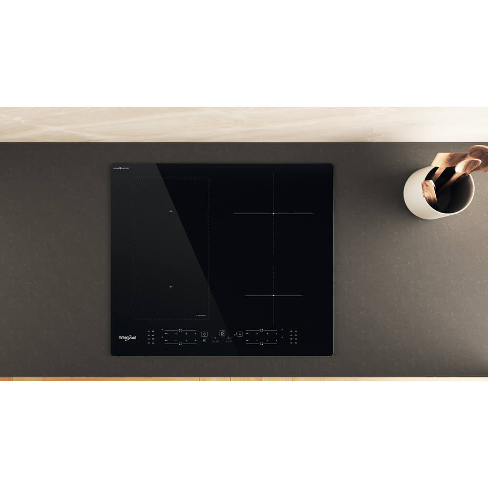 Whirlpool WLB4060CPNE geïnstalleerd in keuken, met houten lepels en accessoires op het werkblad