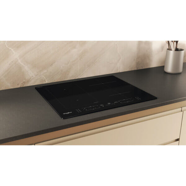 Zijaanzicht van de Whirlpool WLB4060CPNE inductiekookplaat in zwart werkblad
