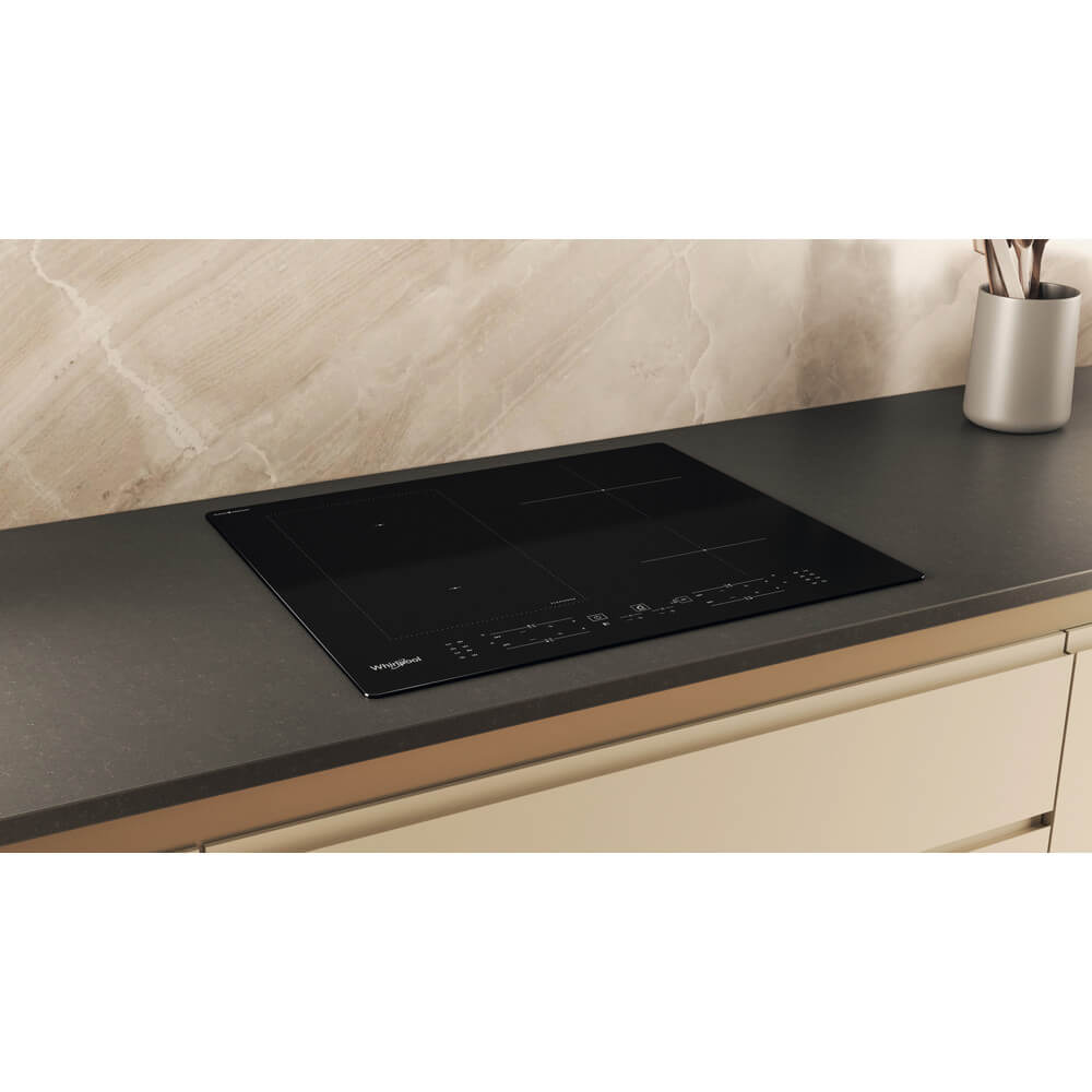 Zijaanzicht van de Whirlpool WLB4060CPNE inductiekookplaat in zwart werkblad