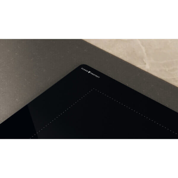 Close-up van de CleanProtect-coating op de Whirlpool WLB4060CPNE kookplaat