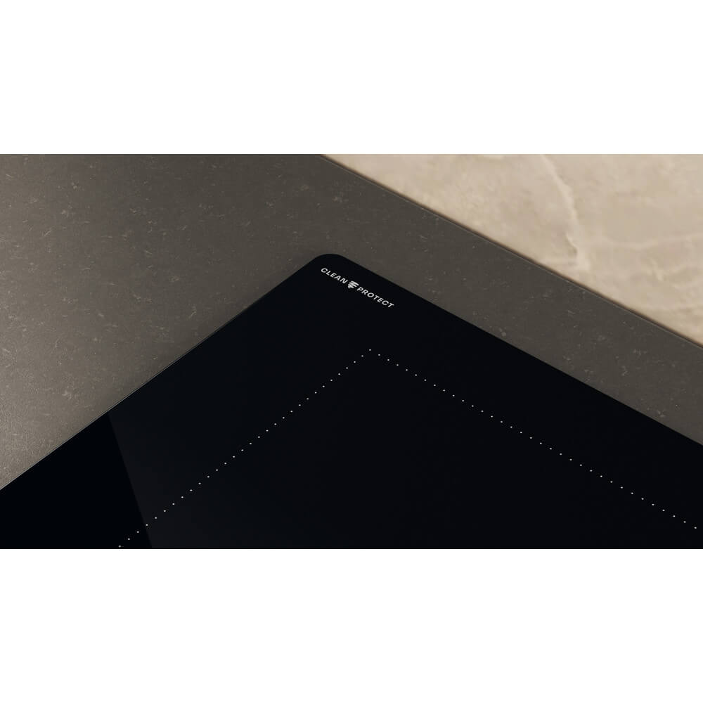 Close-up van de CleanProtect-coating op de Whirlpool WLB4060CPNE kookplaat