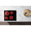 Whirlpool AKM9010NE kookplaat met vier rode kookzones ingebouwd in een wit marmeren werkblad met houten rand.