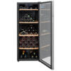 Wijnkoelkast Climadiff CS105B1 open met flessen op houten legplanken en digitaal display bovenin