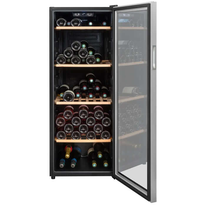 Wijnkoelkast Climadiff CS105B1 open met flessen op houten legplanken en digitaal display bovenin
