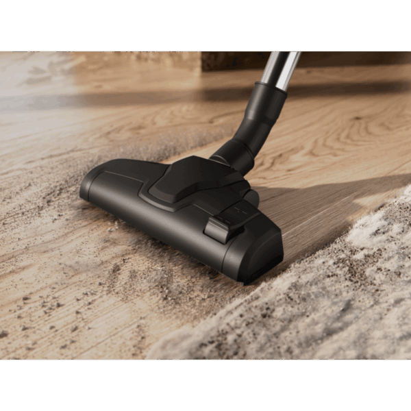 CombiFloor-mondstuk van de Electrolux EL31C2OG in gebruik op houten vloer met vuil