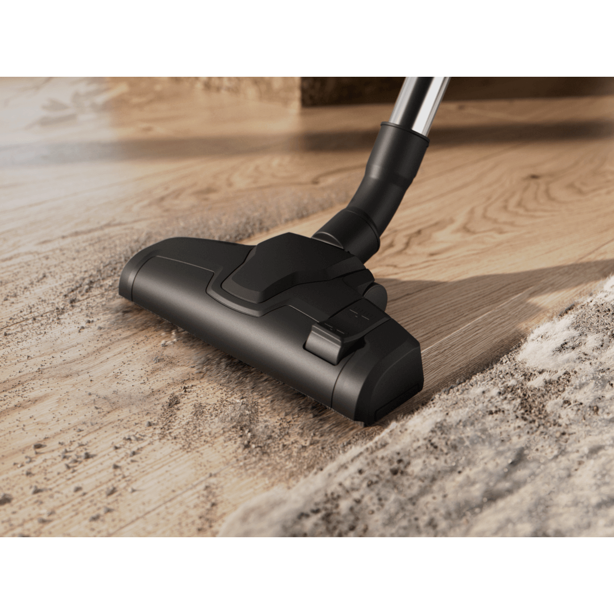 CombiFloor-mondstuk van de Electrolux EL31C2OG in gebruik op houten vloer met vuil