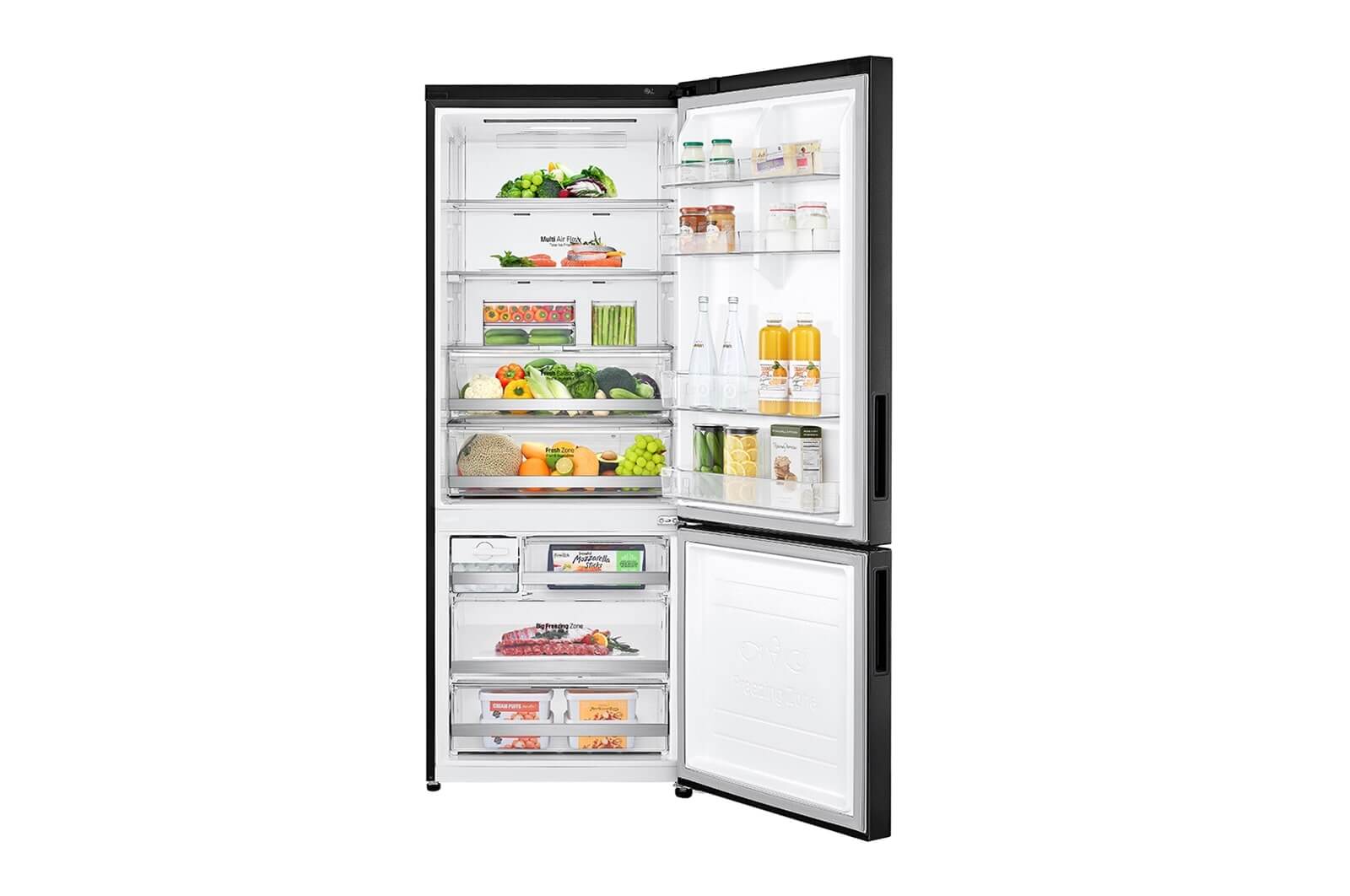 LG GBB569MCAZN koel-vriescombinatie met open deur, gevuld met verse groenten, flessen en etenswaren.