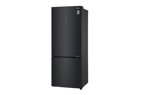 Zijaanzicht van de LG GBB569MCAZN koel-vriescombinatie in zwart design.