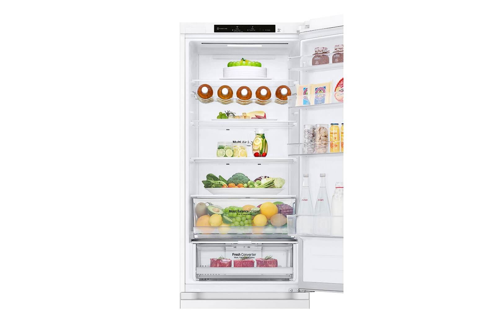 LG GBV3200DSW koelkast open, met etenswaren, flessen en groentelades zichtbaar