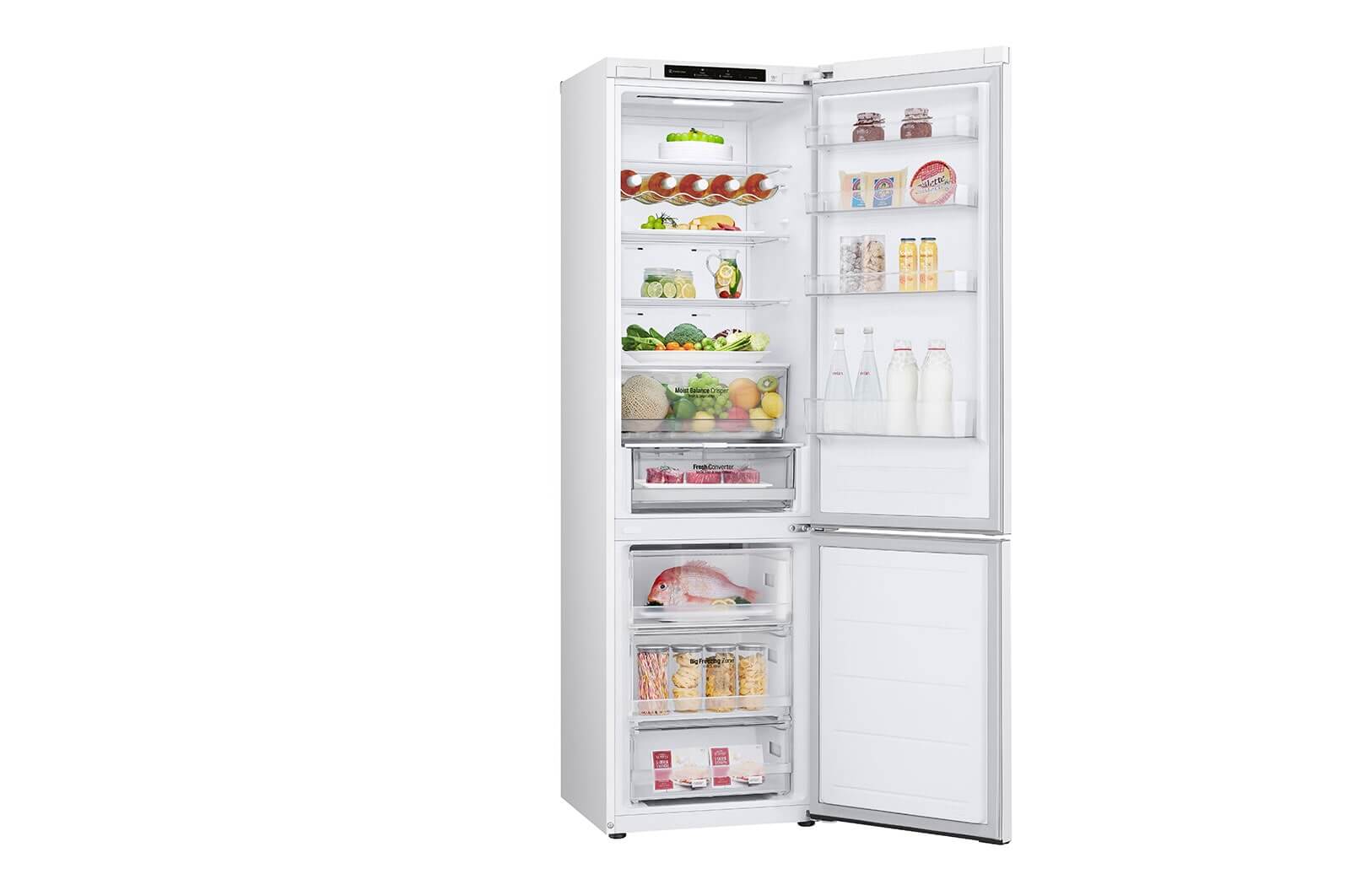 LG GBV3200DSW koelkast gevuld met etenswaren en dranken, meerdere vakken zichtbaar.