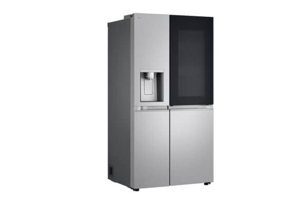 Schuin vooraanzicht van de LG GSXE90MBAD koelkast met InstaView-deur en water-ijsdispenser