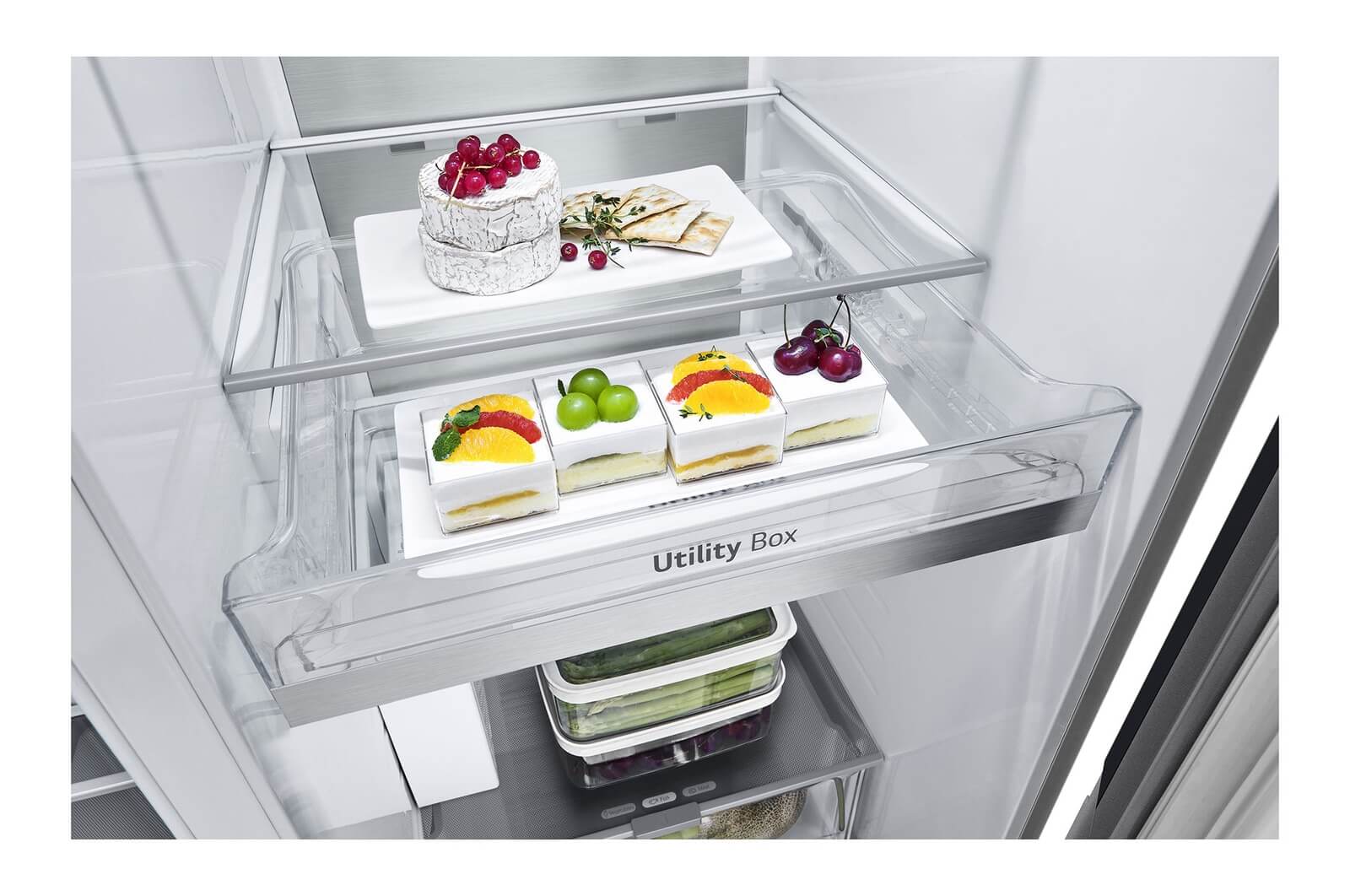 Close-up van de Utility Box lade in de LG GSXE90MBAD koelkast met desserts en kaas