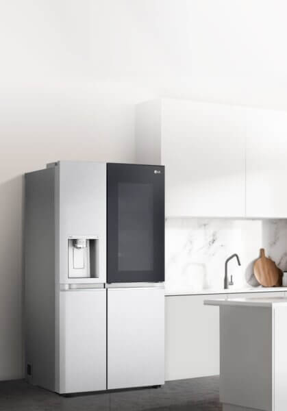 LG GSXE90MBAD koelkast open, met overzicht van ruime koel- en vriesindeling vol boodschappen